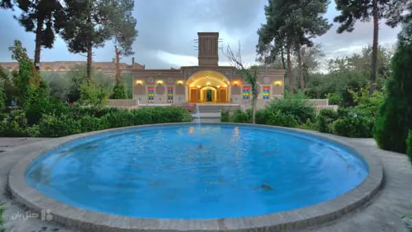تصویر عمارت بادگیر هتل باغ مشیر الممالک یزد عمارت بادگیر در هتل باغ مشیر الممالک یزد